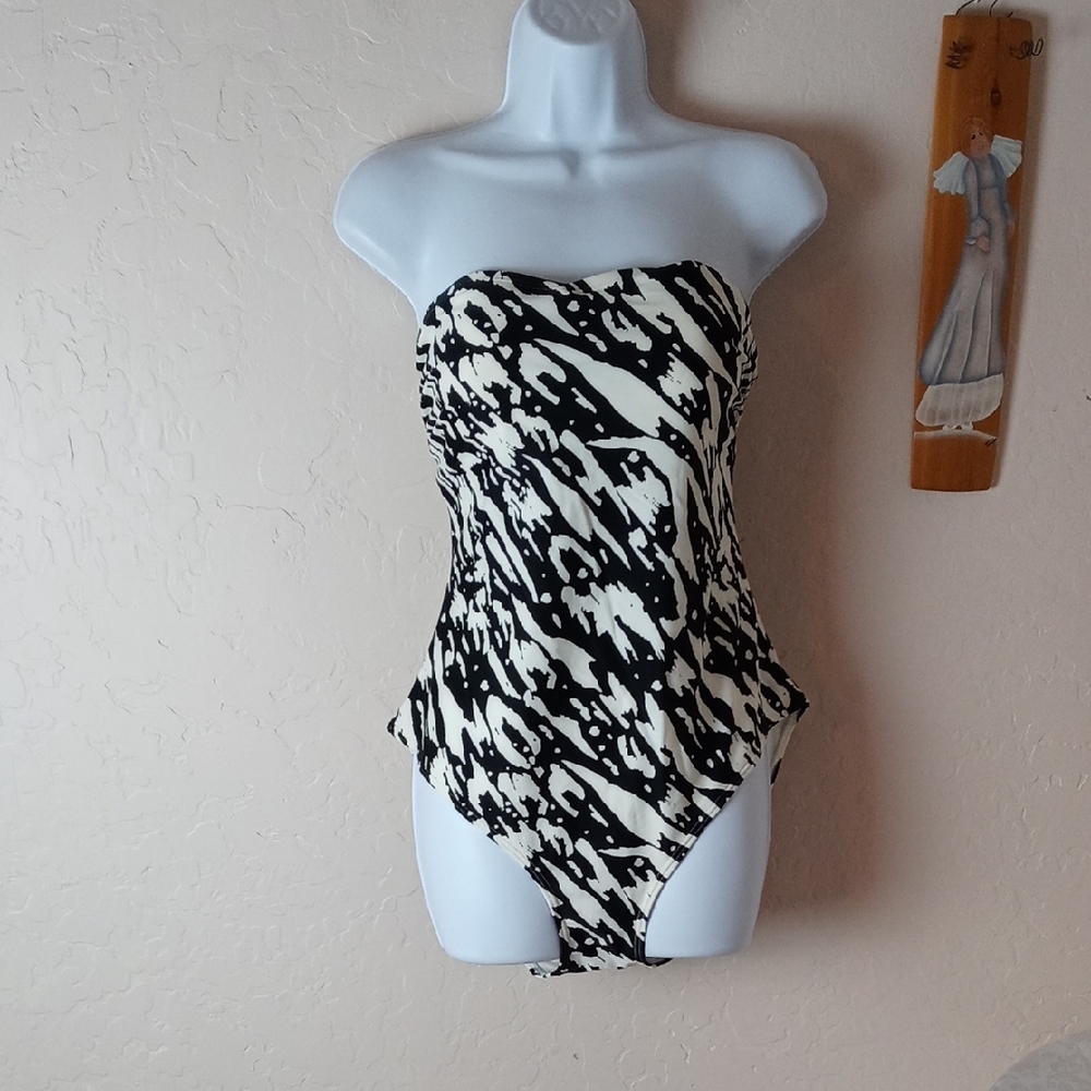 NWT Pursuit Black and White Strapless Swimsuit